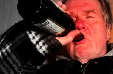 Entre os mais pobres, 71% abusam do álcool
