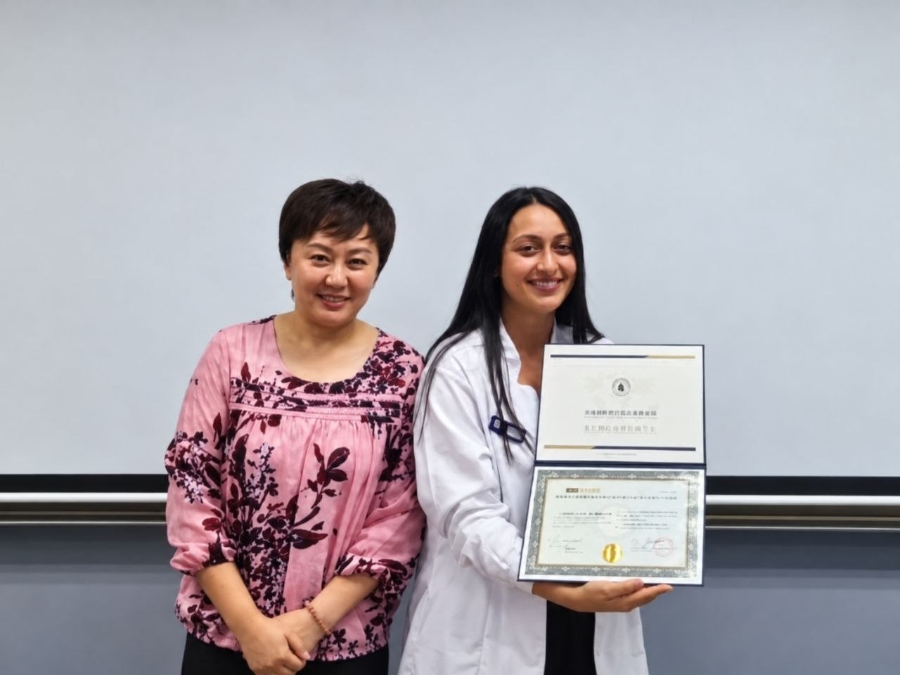 Turma comemorando a entrega dos certificados em Beijing